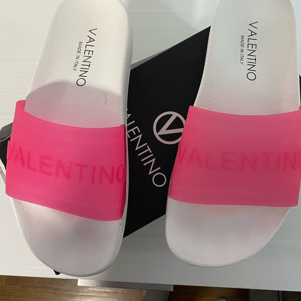 .Woman 9 Valentino sandal runs a bit small a 8 1/2 foot would fit perfect